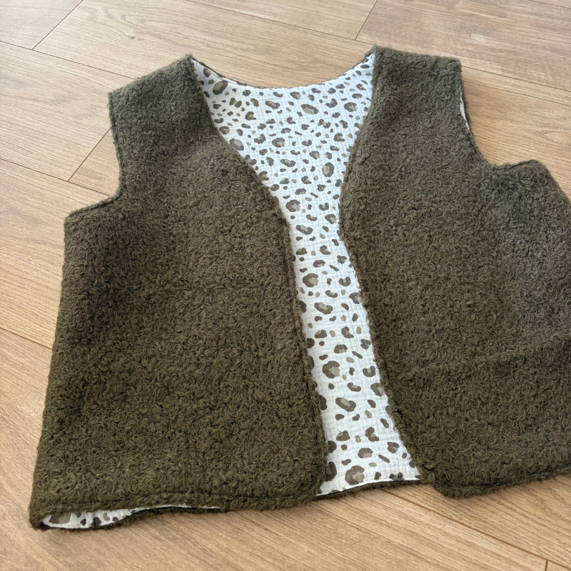 gilet kaki intérieur léopard blanc et kaki
